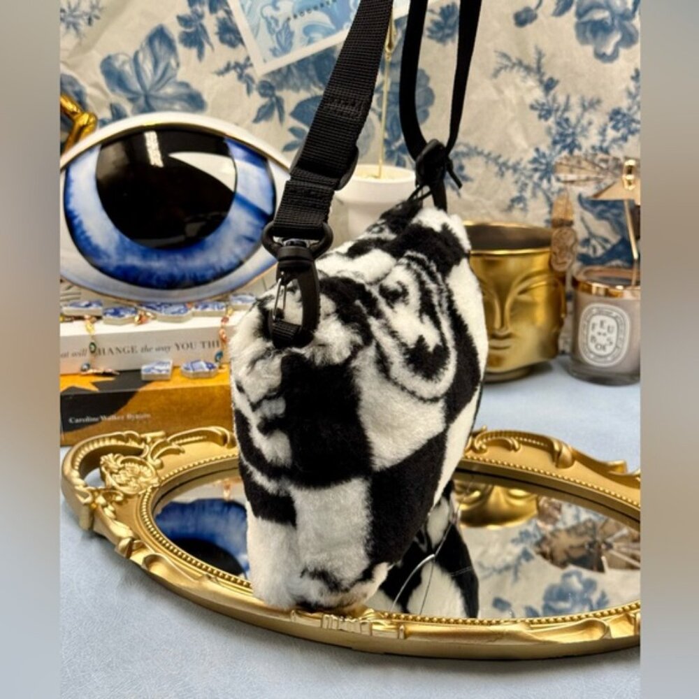 🆕 CARHARDTT WIP 🧿 NWT PLAINS Strap Bag, Joyride Jacquard, Black White Sherpa - Picture 5 of 11